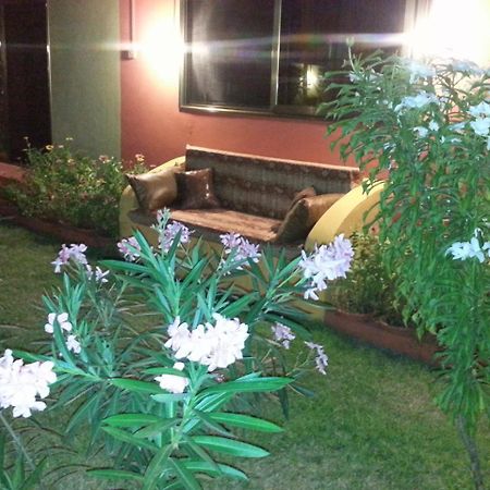 Golden Lilies Hotel Kokrobite Luaran gambar