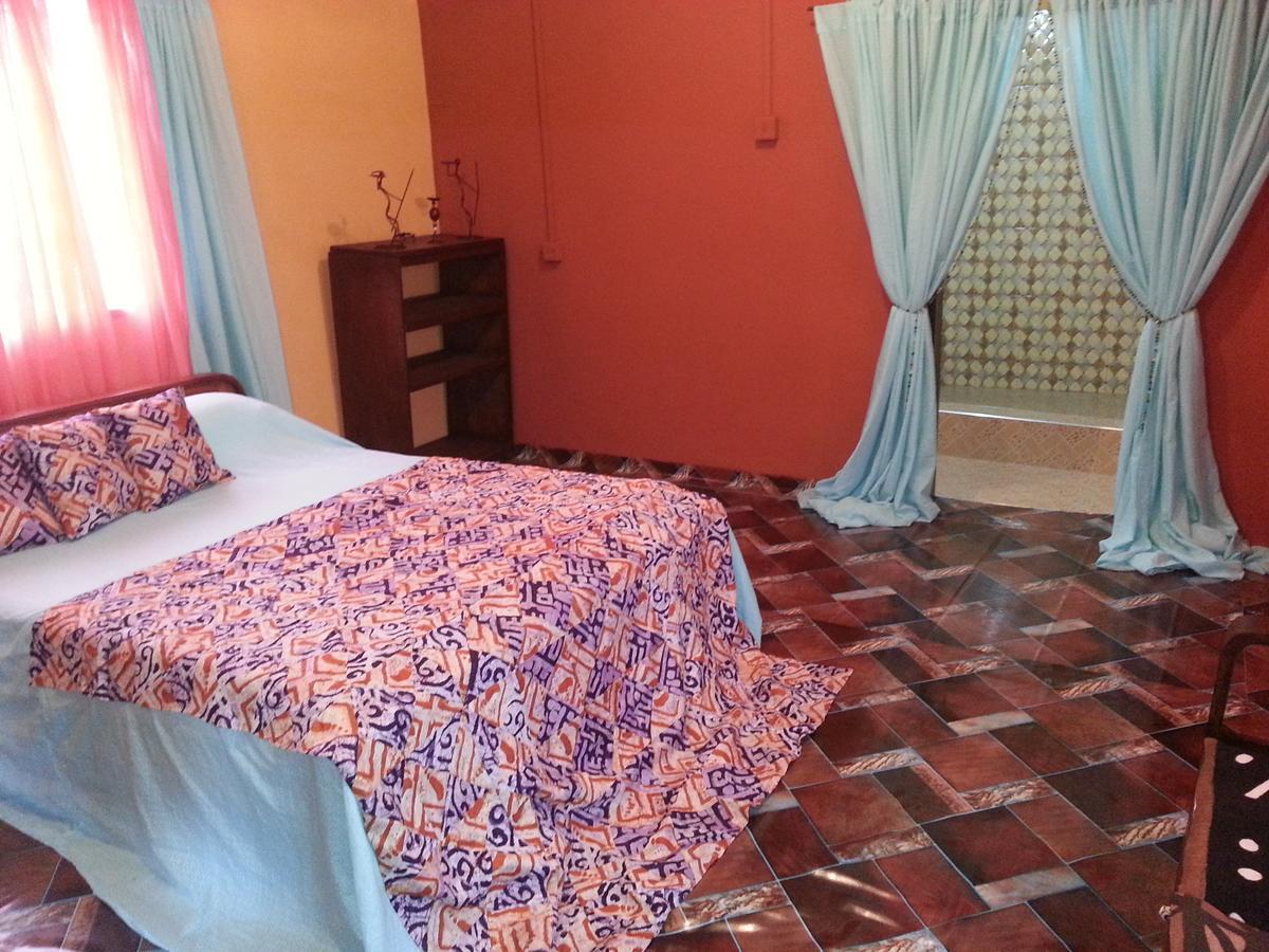 Golden Lilies Hotel Kokrobite Luaran gambar