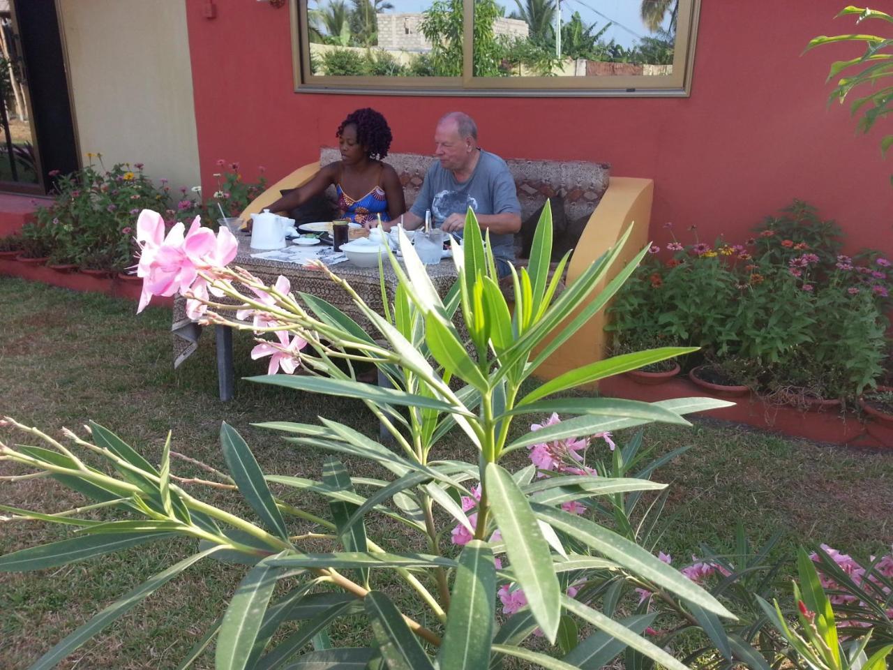 Golden Lilies Hotel Kokrobite Luaran gambar