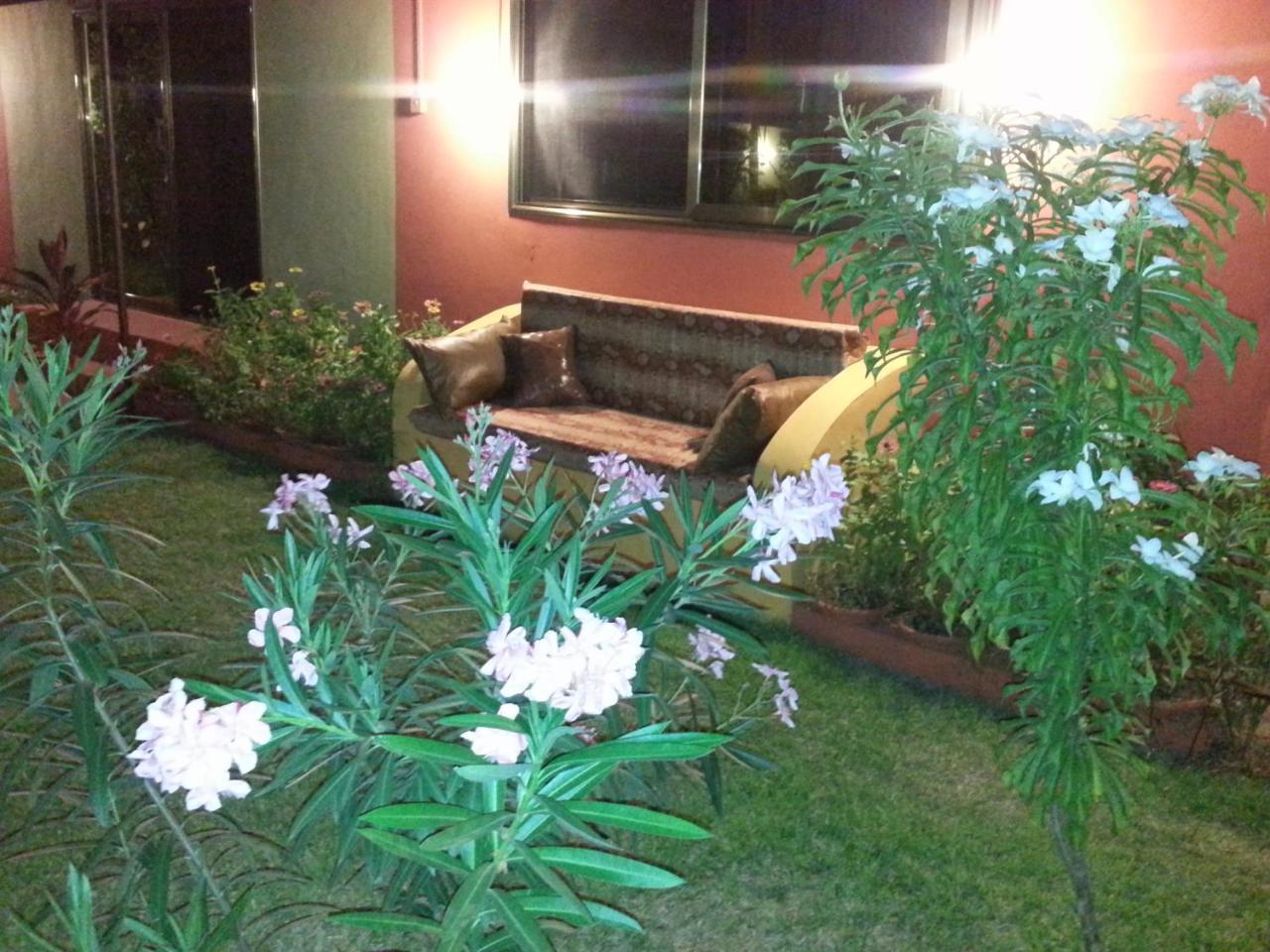 Golden Lilies Hotel Kokrobite Luaran gambar