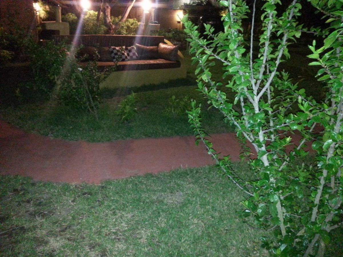 Golden Lilies Hotel Kokrobite Luaran gambar