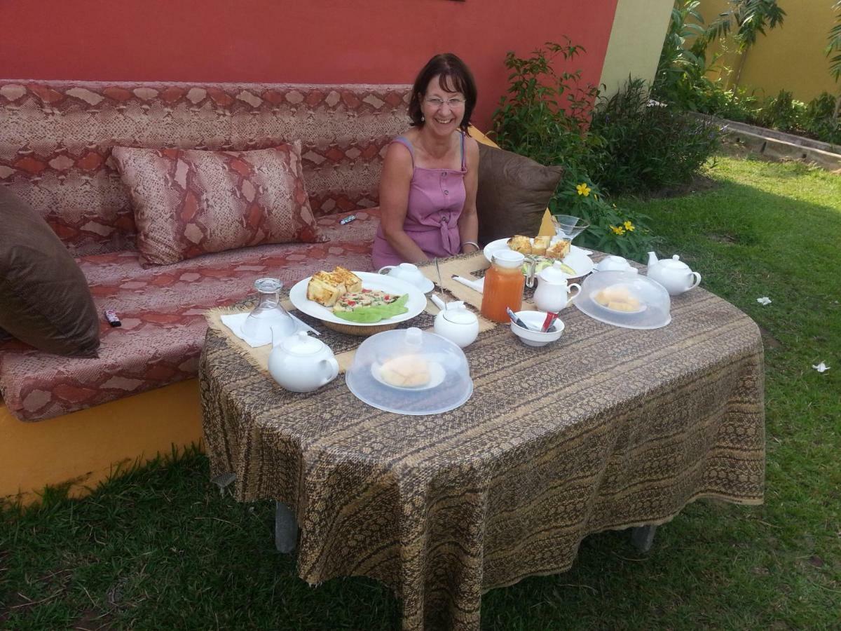 Golden Lilies Hotel Kokrobite Luaran gambar